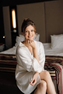 Sabah makyajı ve gelinin otel odasında hazırlanması.