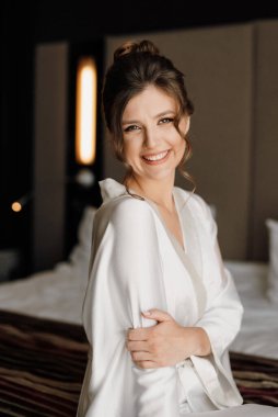 Sabah makyajı ve gelinin otel odasında hazırlanması.