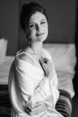 Sabah makyajı ve gelinin otel odasında hazırlanması.