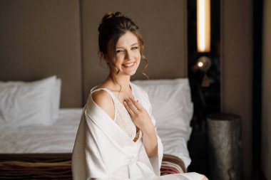 Sabah makyajı ve gelinin otel odasında hazırlanması.