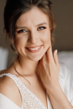 Sabah makyajı ve gelinin otel odasında hazırlanması.