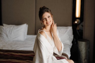 Sabah makyajı ve gelinin otel odasında hazırlanması.