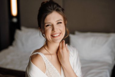 Sabah makyajı ve gelinin otel odasında hazırlanması.