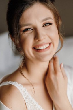 Sabah makyajı ve gelinin otel odasında hazırlanması.