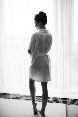 Sabah makyajı ve gelinin otel odasında hazırlanması.