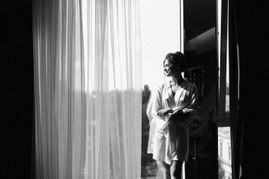 Sabah makyajı ve gelinin otel odasında hazırlanması.