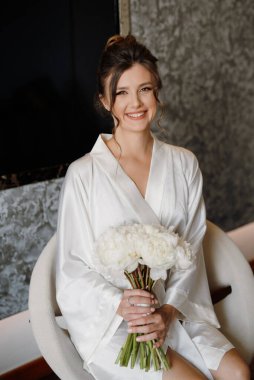 Sabah makyajı ve gelinin otel odasında hazırlanması.