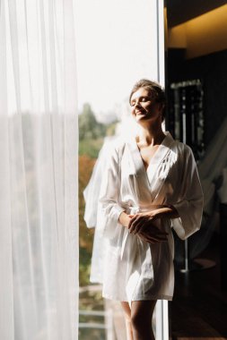 Sabah makyajı ve gelinin otel odasında hazırlanması.