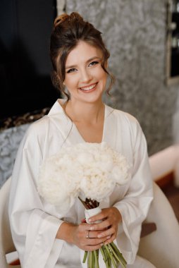 Sabah makyajı ve gelinin otel odasında hazırlanması.