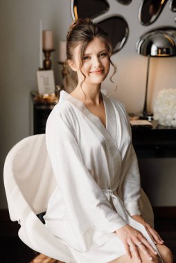 Sabah makyajı ve gelinin otel odasında hazırlanması.