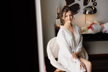 Sabah makyajı ve gelinin otel odasında hazırlanması.