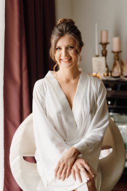 Sabah makyajı ve gelinin otel odasında hazırlanması.