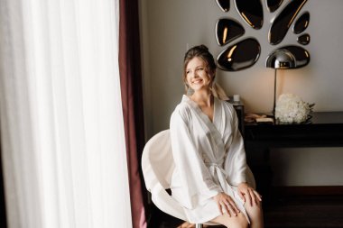 Sabah makyajı ve gelinin otel odasında hazırlanması.