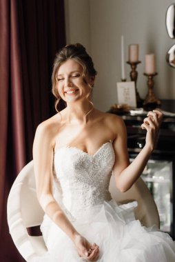 Beyaz elbiseli gelin otelin içindeki eğitim kampında.