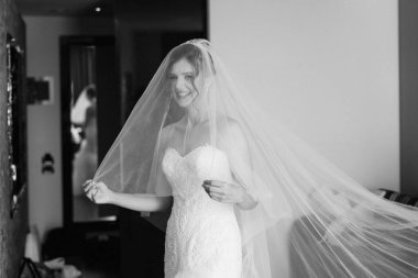 Beyaz elbiseli gelin otelin içindeki eğitim kampında.