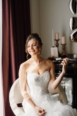 Beyaz elbiseli gelin otelin içindeki eğitim kampında.