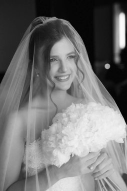 Beyaz elbiseli gelin otelin içindeki eğitim kampında.