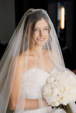 Beyaz elbiseli gelin otelin içindeki eğitim kampında.