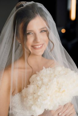 Beyaz elbiseli gelin otelin içindeki eğitim kampında.