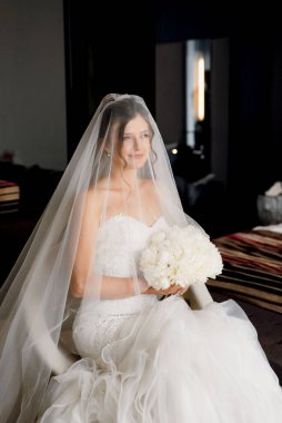 Beyaz elbiseli gelin otelin içindeki eğitim kampında.