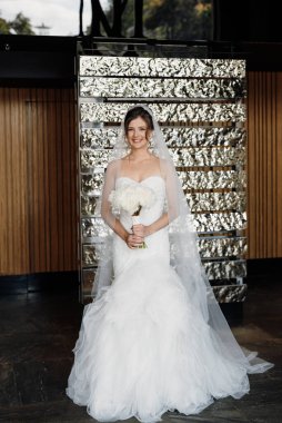 Beyaz elbiseli gelin otelin içindeki eğitim kampında.