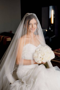 Beyaz elbiseli gelin otelin içindeki eğitim kampında.