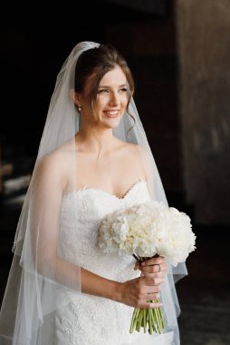 Beyaz elbiseli gelin otelin içindeki eğitim kampında.