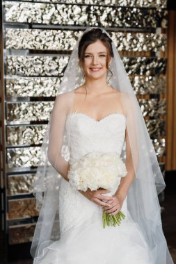 Beyaz elbiseli gelin otelin içindeki eğitim kampında.