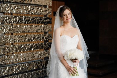 Beyaz elbiseli gelin otelin içindeki eğitim kampında.