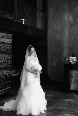 Beyaz elbiseli gelin otelin içindeki eğitim kampında.