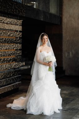 Beyaz elbiseli gelin otelin içindeki eğitim kampında.