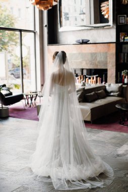 Beyaz elbiseli gelin otelin içindeki eğitim kampında.