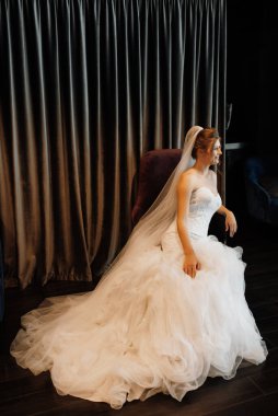 Beyaz elbiseli gelin otelin içindeki eğitim kampında.