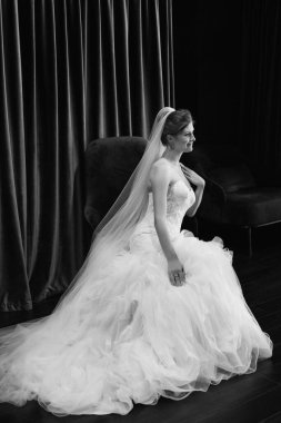 Beyaz elbiseli gelin otelin içindeki eğitim kampında.