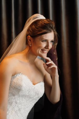 Beyaz elbiseli gelin otelin içindeki eğitim kampında.