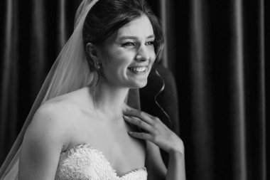 Beyaz elbiseli gelin otelin içindeki eğitim kampında.