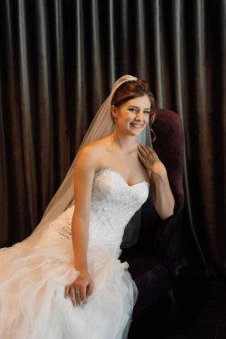 Beyaz elbiseli gelin otelin içindeki eğitim kampında.