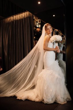 Beyaz elbiseli gelin otelin içindeki eğitim kampında.