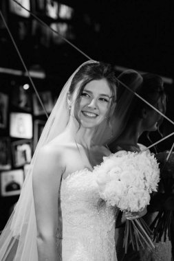 Beyaz elbiseli gelin otelin içindeki eğitim kampında.