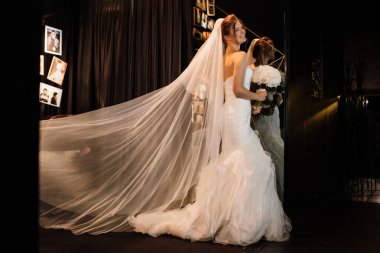 Beyaz elbiseli gelin otelin içindeki eğitim kampında.