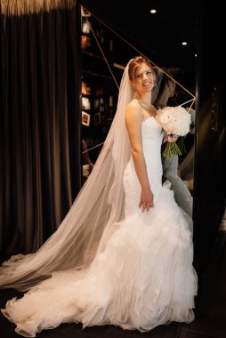 Beyaz elbiseli gelin otelin içindeki eğitim kampında.