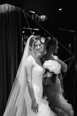 Beyaz elbiseli gelin otelin içindeki eğitim kampında.