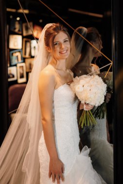 Beyaz elbiseli gelin otelin içindeki eğitim kampında.