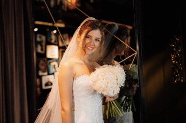 Beyaz elbiseli gelin otelin içindeki eğitim kampında.