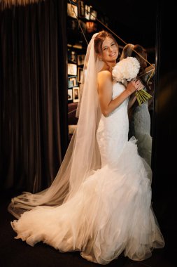 Beyaz elbiseli gelin otelin içindeki eğitim kampında.