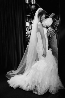 Beyaz elbiseli gelin otelin içindeki eğitim kampında.