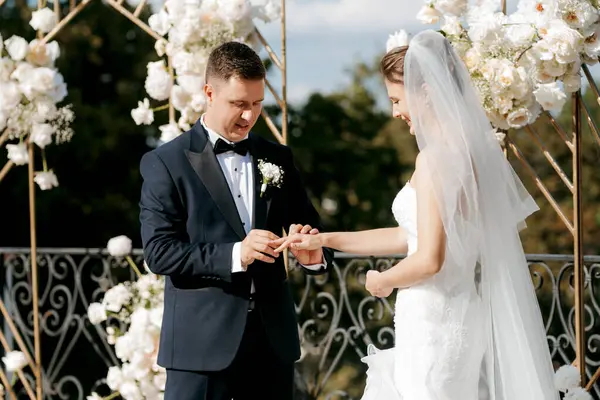 Yeni evlilerin düğün seremonisi nehrin arka planındaki restoranda.