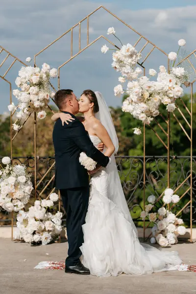 Yeni evlilerin düğün seremonisi nehrin arka planındaki restoranda.