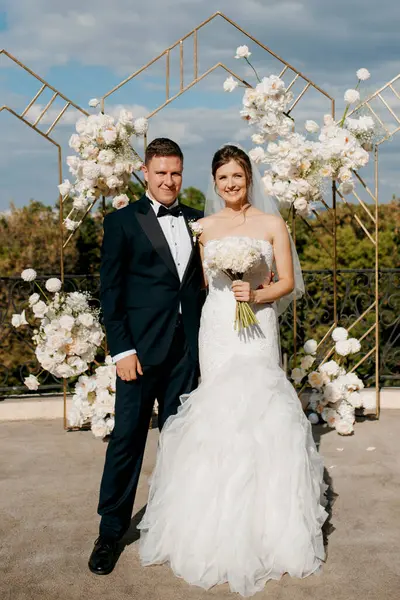 Yeni evlilerin düğün seremonisi nehrin arka planındaki restoranda.