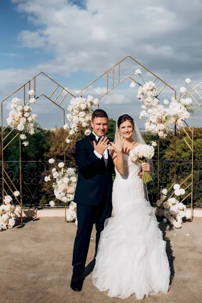 Yeni evlilerin düğün seremonisi nehrin arka planındaki restoranda.